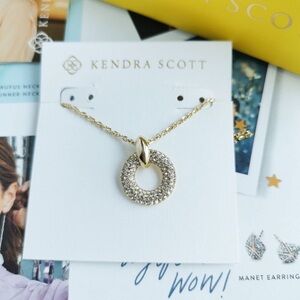 🌟💫Kendra Scott Mikki Short Necklace - Gold
Pave White Crystal🌟💫
